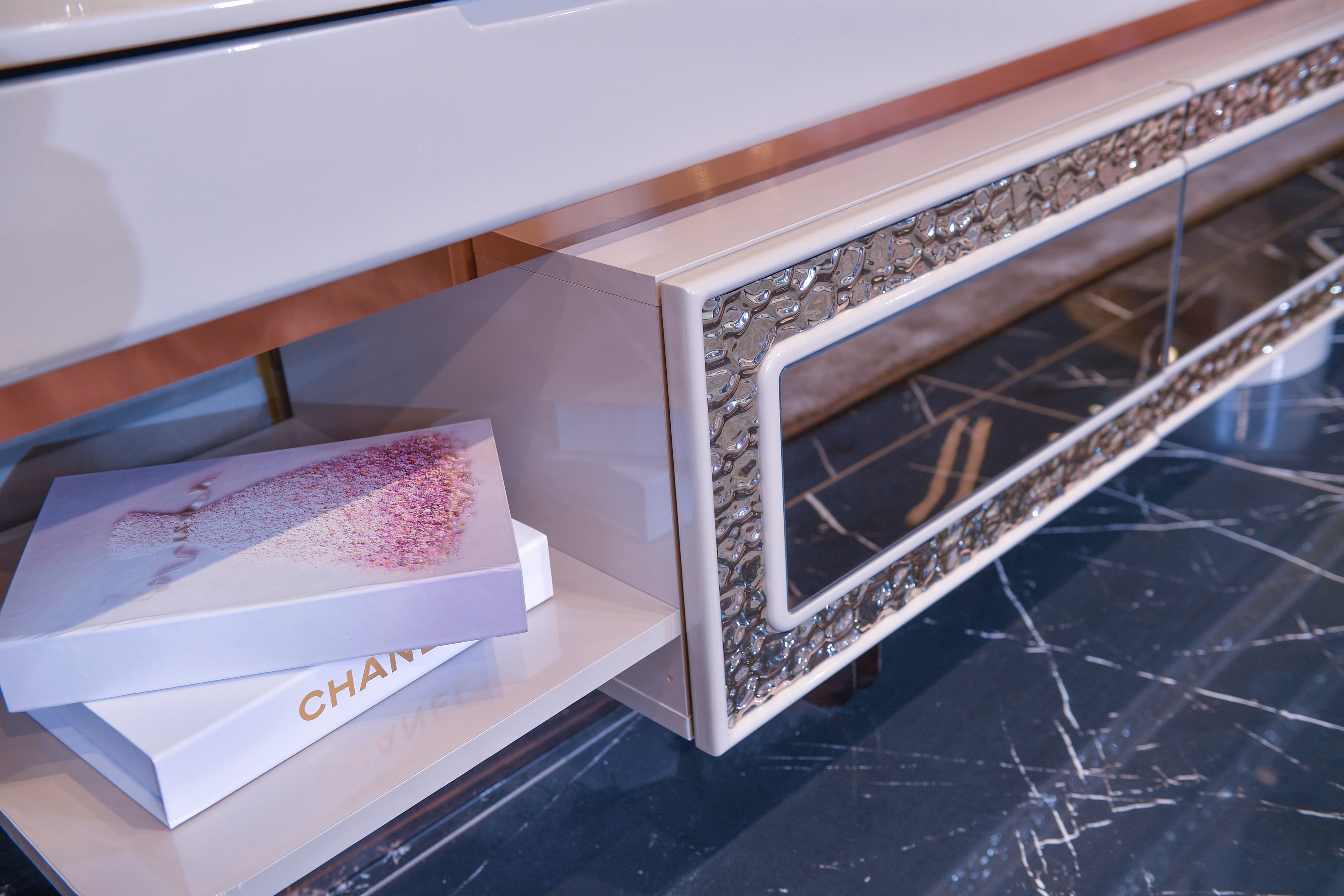 TESLA PLATIN ТВ ШКАФ